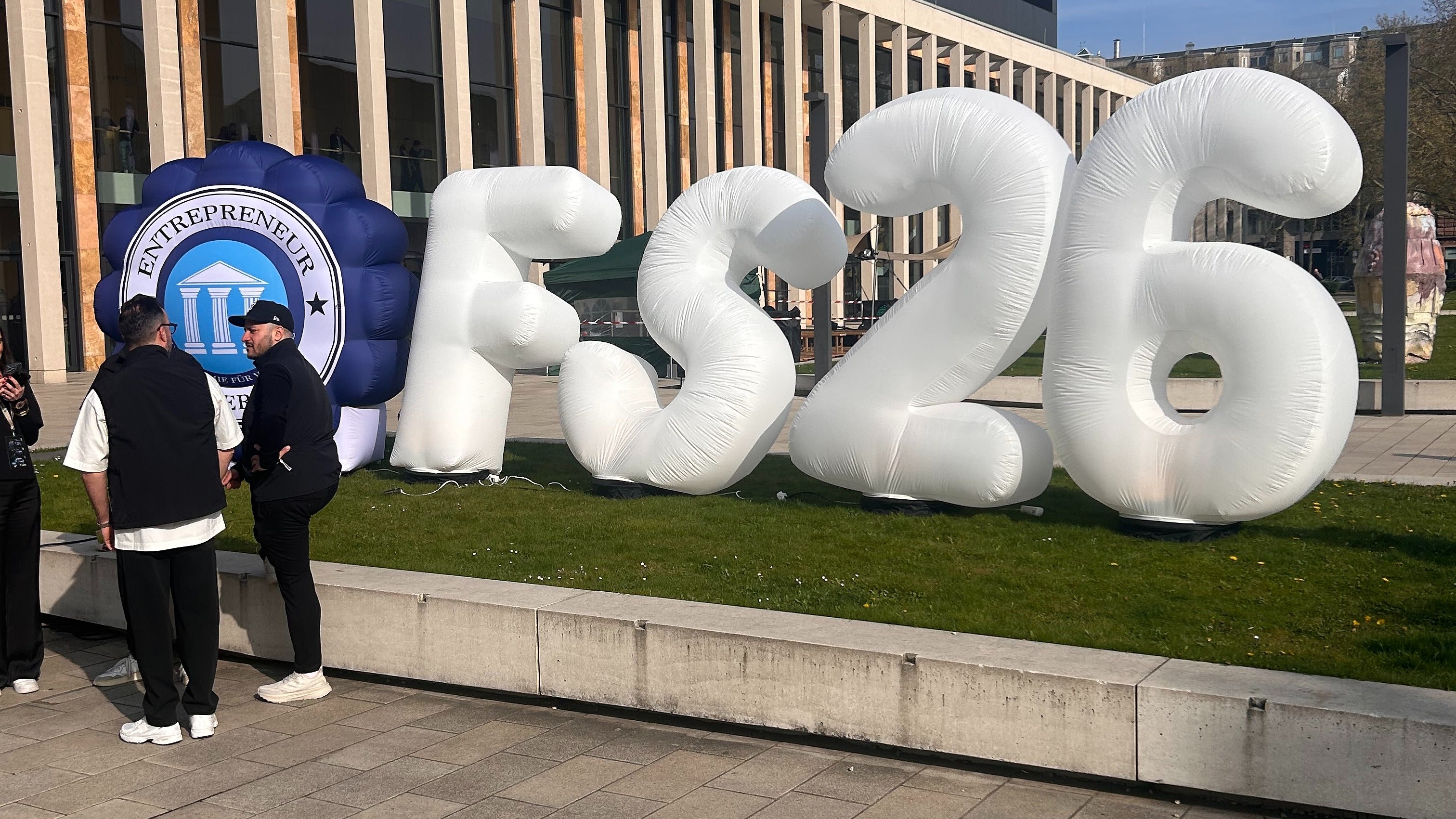 Der Schriftzug des Founder Summits 2026 in Wiesbaden vor der Veranstaltungslocation