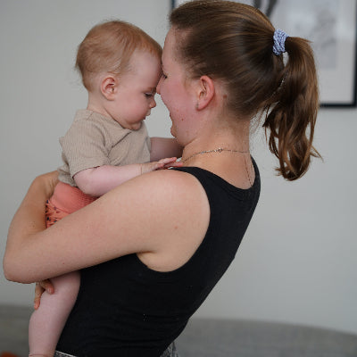 Mutter Tine hält ihre Tochter Mathilda im Arm.